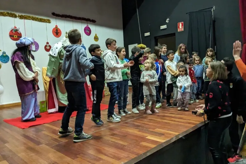 Macotera daba la bienvenida a los Reyes Magos en el Centro Cultural Santa Ana