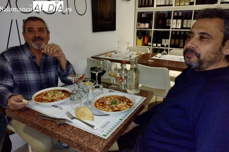 Foto 4 - Inmejorable ambiente y mesas llenas protagonizan la alubiada de San Ant&oacute;n en Los &Aacute;lamos Gastrolab