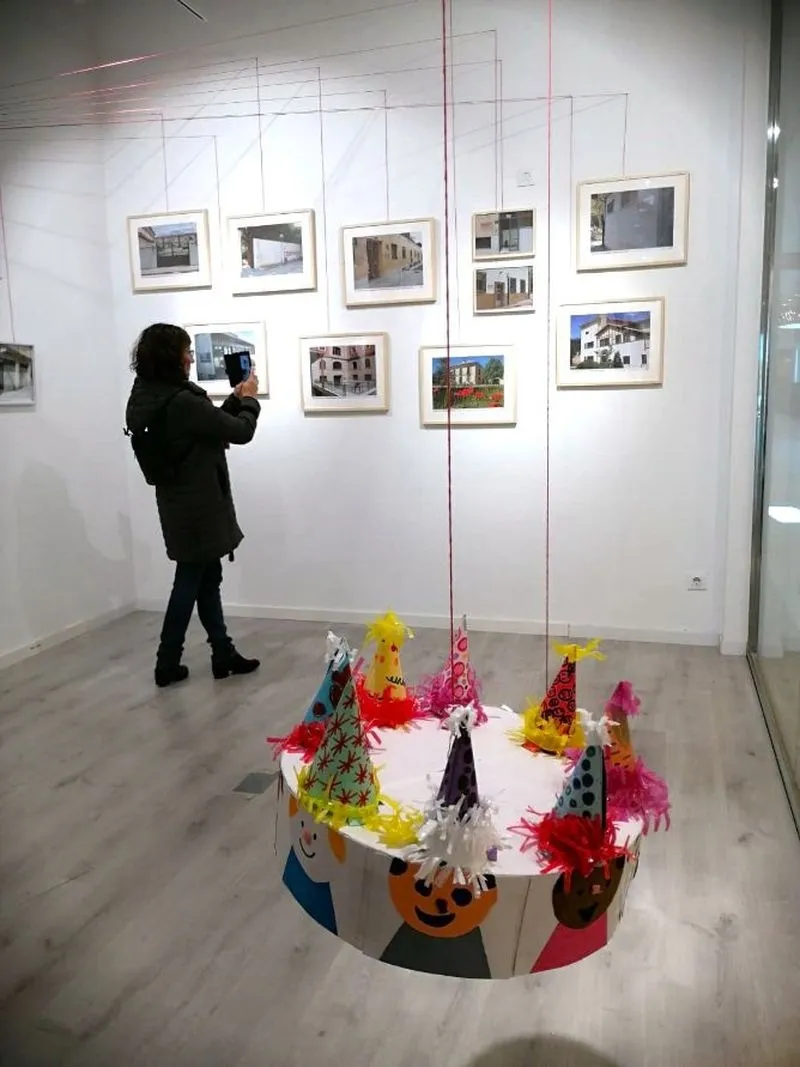 '60 años uniendo corazones', la exposición de Cáritas en el centro comercial El Tormes