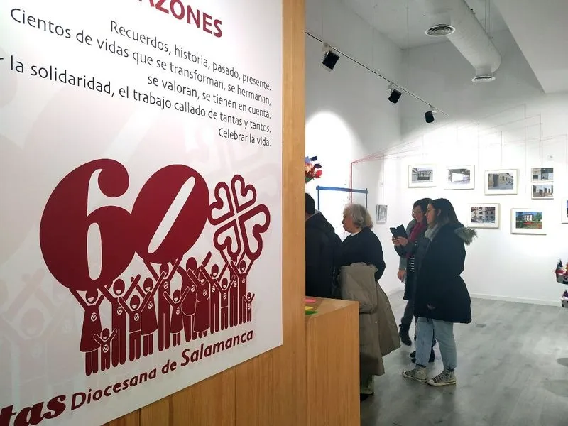 '60 años uniendo corazones', la exposición de Cáritas en el centro comercial El Tormes
