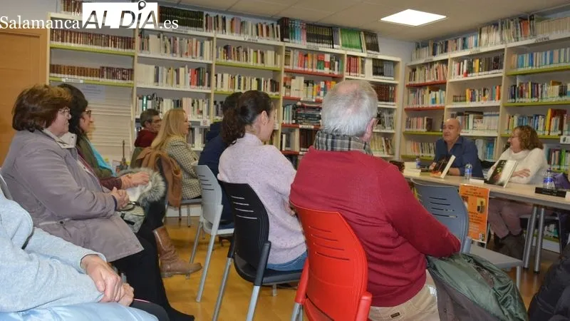 Los escritores en la presentación en la biblioteca municipal
