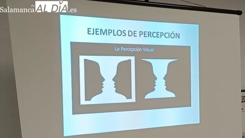 Los alumnos trabajando en una sesión de del taller impartido en la biblioteca municipal