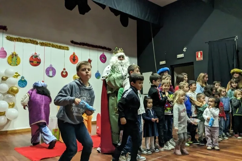 Macotera daba la bienvenida a los Reyes Magos en el Centro Cultural Santa Ana