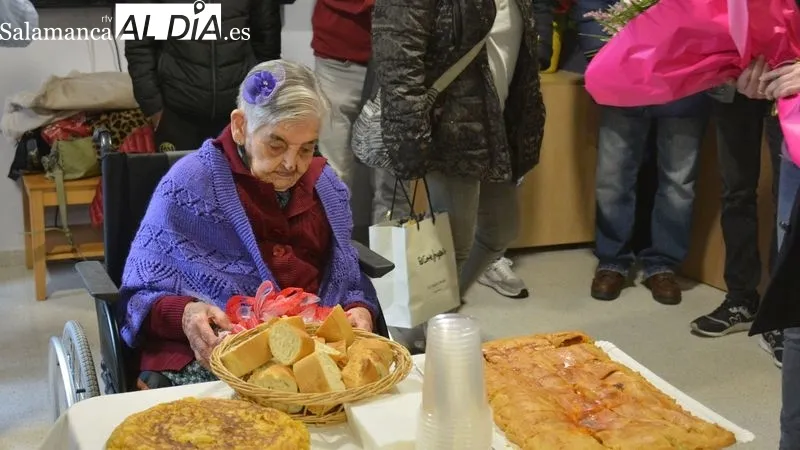 Isabel Hernández celebró su cumpleaños acompañada por las cuidadoras y los residentes, su familia y el Ayuntamiento