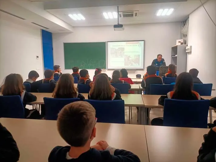 Alumnos del Colegio Antonio Machado conocen en primera persona el trabajo de la Policía Local