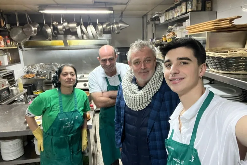 El cantante y actor Pablo Carbonell visitaba este lunes Los Álamos Gastrolab