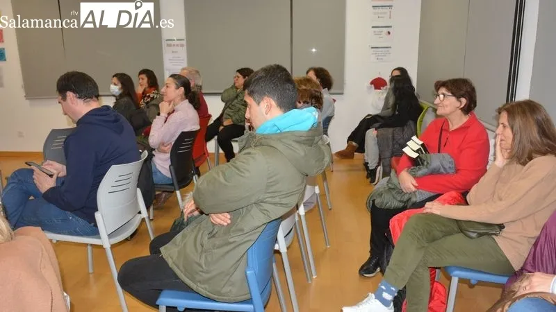 Los escritores en la presentación en la biblioteca municipal