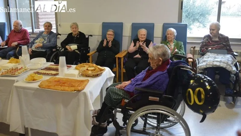 Isabel Hernández celebró su cumpleaños acompañada por las cuidadoras y los residentes, su familia y el Ayuntamiento