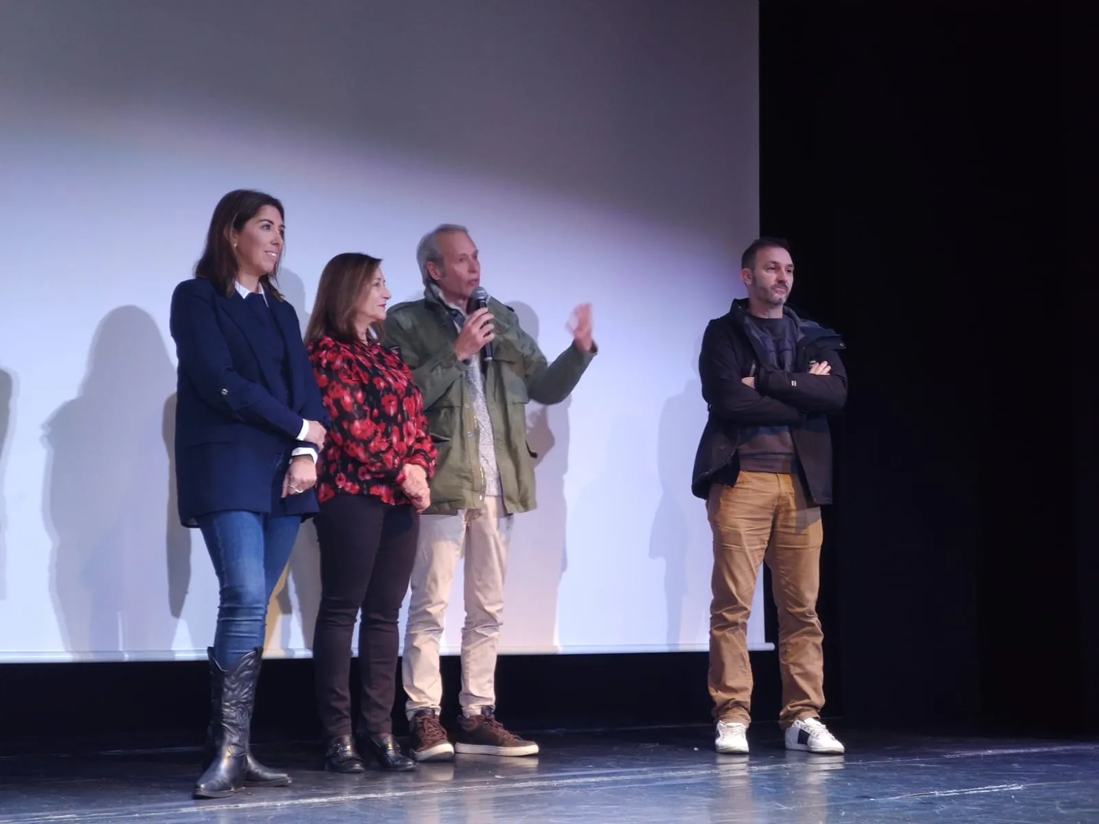 El Teatro del CDS acogía la presentación de la película ‘Burujú, el último unicornio’ junto a escolares de los centros educativos de la ciudad