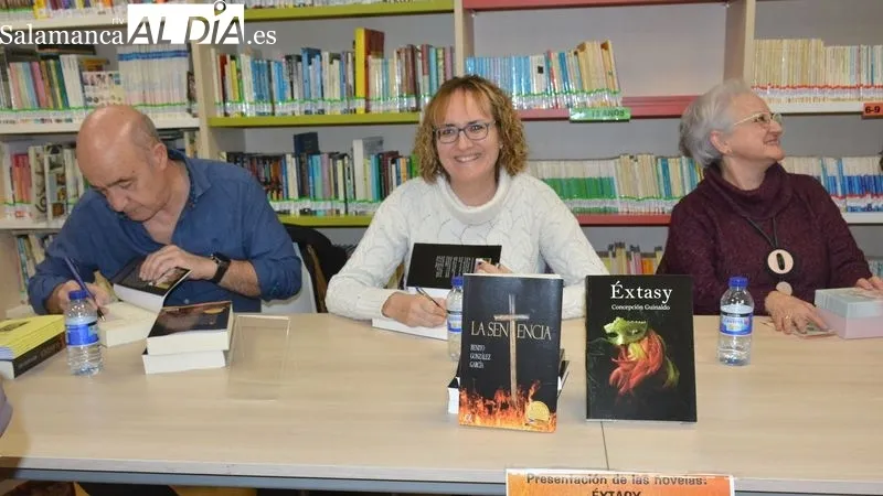 Los escritores en la presentación en la biblioteca municipal