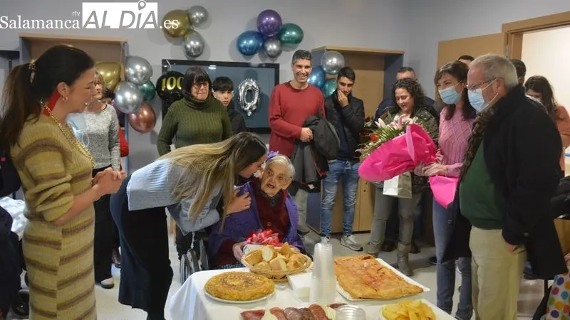 Isabel Hernández celebró su cumpleaños acompañada por las cuidadoras y los residentes, su familia y el Ayuntamiento