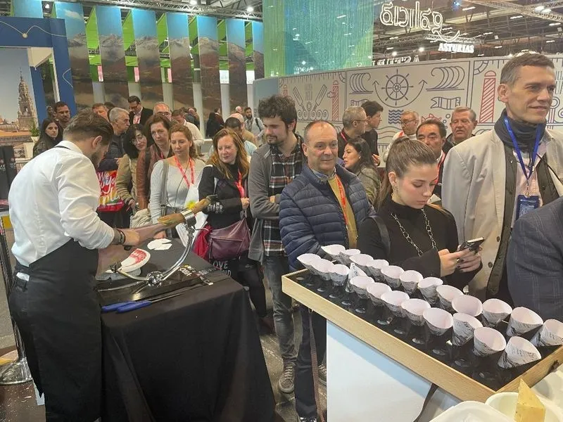 Asistentes stand del Ayuntamiento de Guijuelo en Fitur