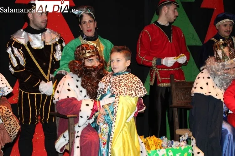 Foto 6 - La cabalgata de los Reyes Magos llena de alegr&iacute;a las calles&nbsp;