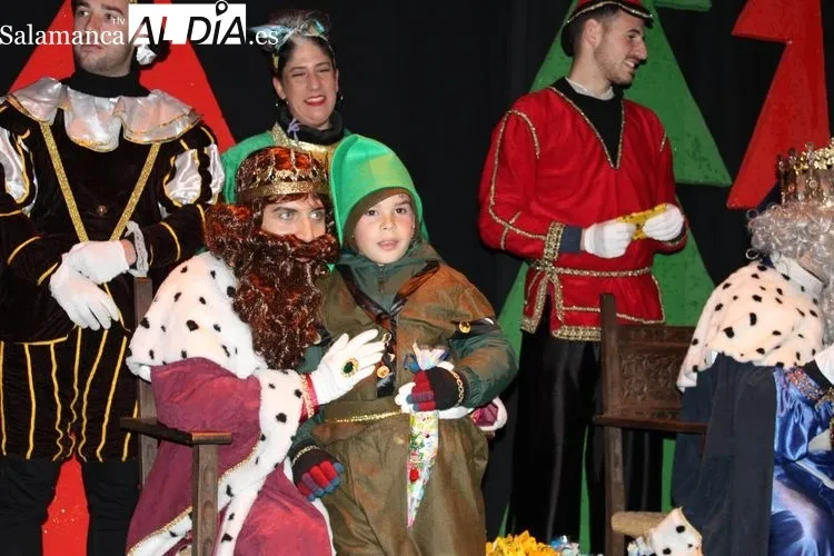 Foto 2 - La cabalgata de los Reyes Magos llena de alegr&iacute;a las calles&nbsp;