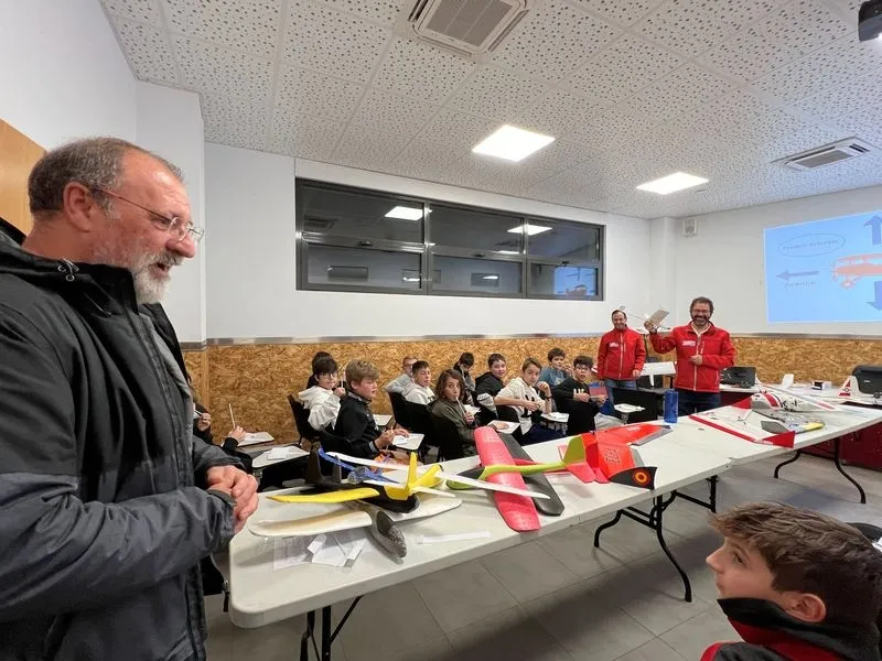 Taller de aeromodelismo para adolescentes en Carbajosa