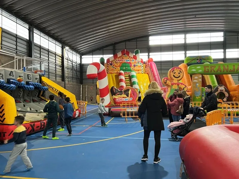 Niños y niñas disfrutando de Navichulis en Carbajosa de la Sagrada.