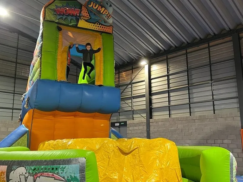 Niños y niñas disfrutando de Navichulis en Carbajosa de la Sagrada.
