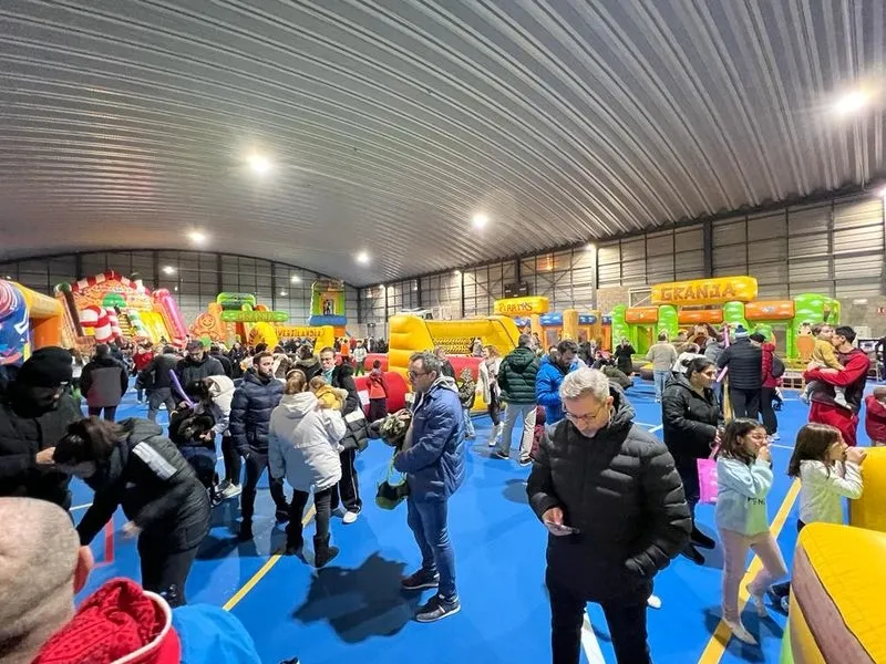 Niños y niñas disfrutando de Navichulis en Carbajosa de la Sagrada.