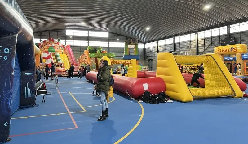 Niños y niñas disfrutando de Navichulis en Carbajosa de la Sagrada.