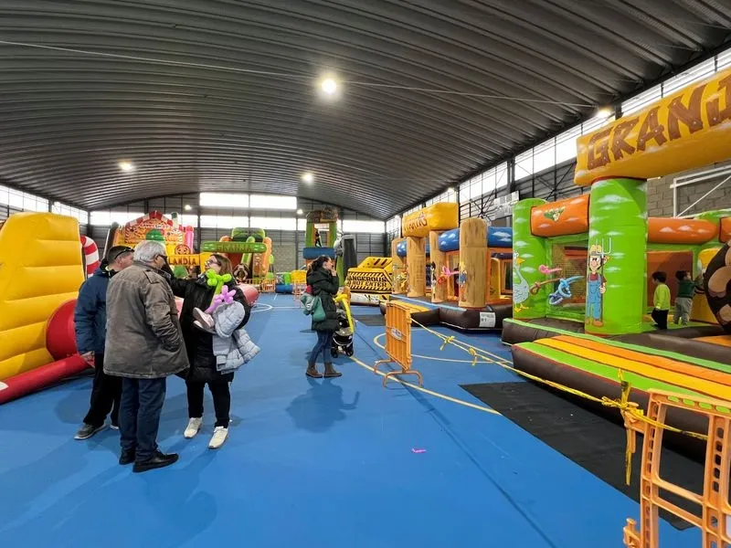 Niños y niñas disfrutando de Navichulis en Carbajosa de la Sagrada.
