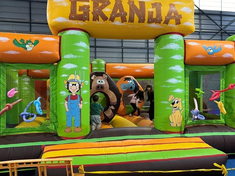 Niños y niñas disfrutando de Navichulis en Carbajosa de la Sagrada.