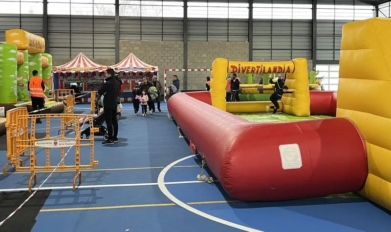 Niños y niñas disfrutando de Navichulis en Carbajosa de la Sagrada.