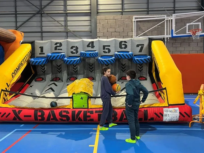 Niños y niñas disfrutando de Navichulis en Carbajosa de la Sagrada.