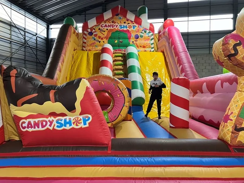 Niños y niñas disfrutando de Navichulis en Carbajosa de la Sagrada.