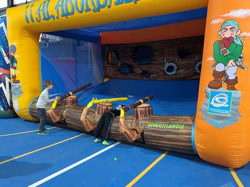 Niños y niñas disfrutando de Navichulis en Carbajosa de la Sagrada.