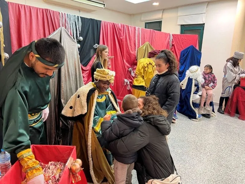 Foto 2 - Centenares de ni&ntilde;os entregan sus cartas a los Reyes Magos en Carbajosa
