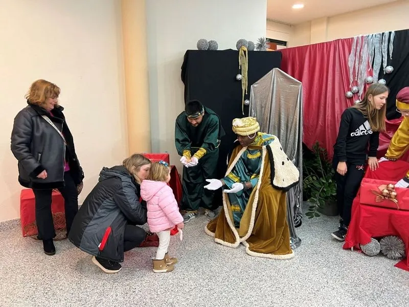 Foto 6 - Centenares de ni&ntilde;os entregan sus cartas a los Reyes Magos en Carbajosa