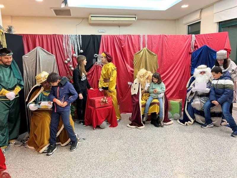 Foto 5 - Centenares de ni&ntilde;os entregan sus cartas a los Reyes Magos en Carbajosa