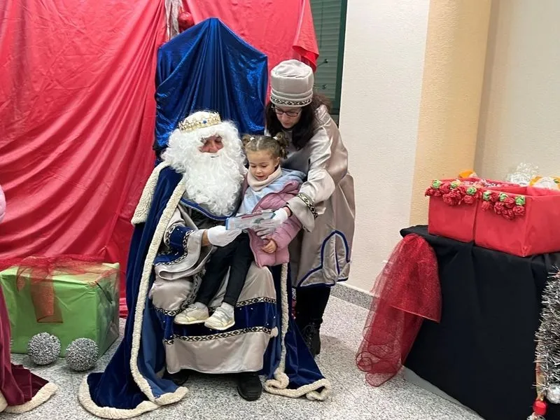 Foto 4 - Centenares de ni&ntilde;os entregan sus cartas a los Reyes Magos en Carbajosa