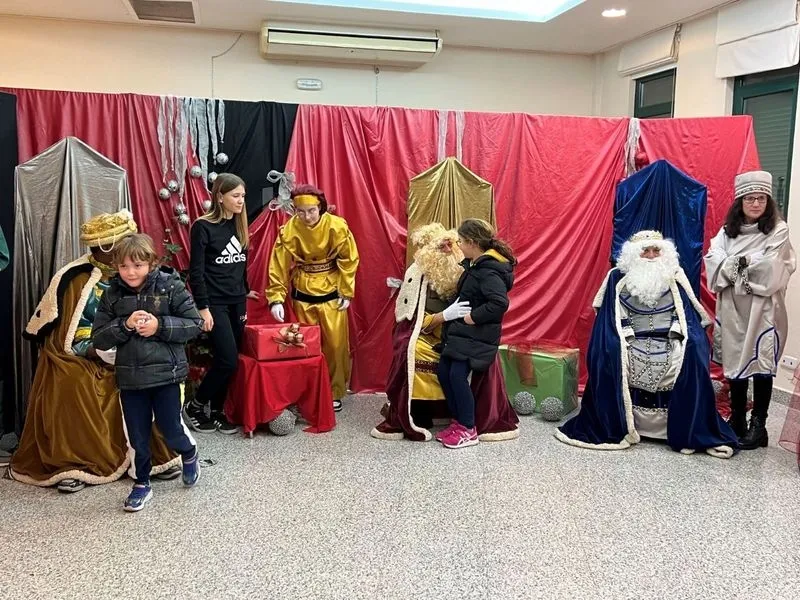 Foto 3 - Centenares de ni&ntilde;os entregan sus cartas a los Reyes Magos en Carbajosa
