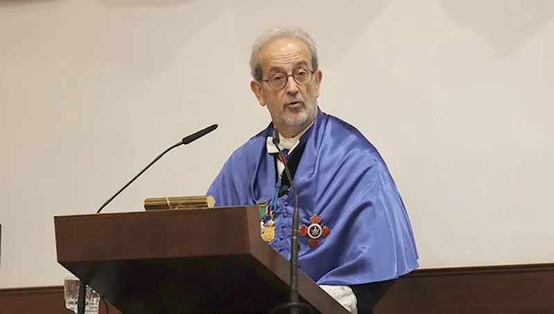 Conferencia de Daniel Hernández Ruipérez, catedrático de Geometría y Topología del Departamento de Matemáticas en el Paraninfo. Foto USAL