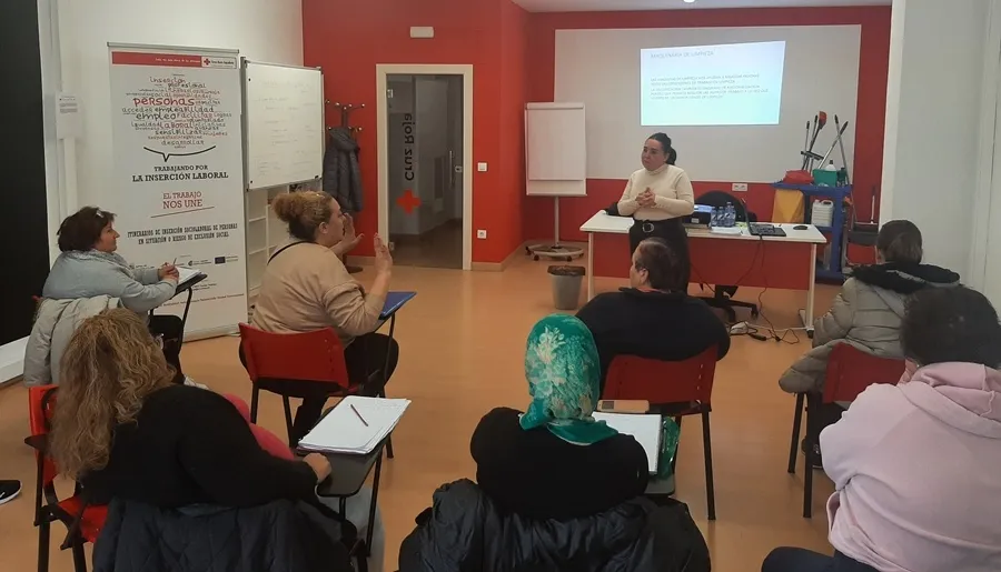 Foto 2 - Cruz Roja imparte un curso de limpieza de centros residenciales