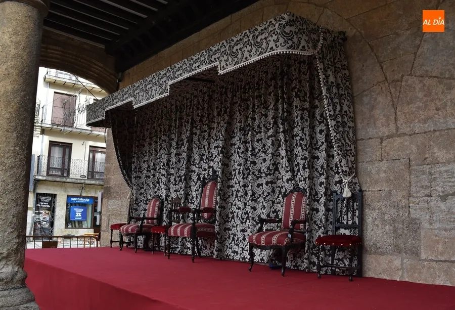 Foto 2 - Cambiados los tronos reales de los soportales de la Casa Consistorial