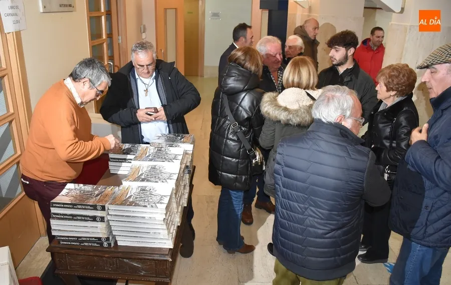 Foto 9 - Ciudad Rodrigo abre su Libro del Carnaval 2024, que rinde homenaje a los constructores de los tablaos