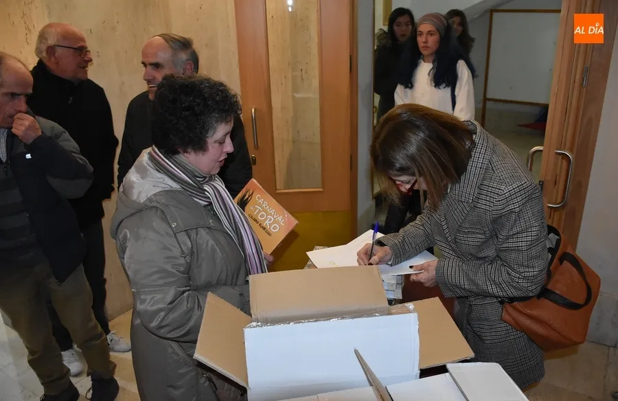 Foto 10 - Ciudad Rodrigo abre su Libro del Carnaval 2024, que rinde homenaje a los constructores de los tablaos
