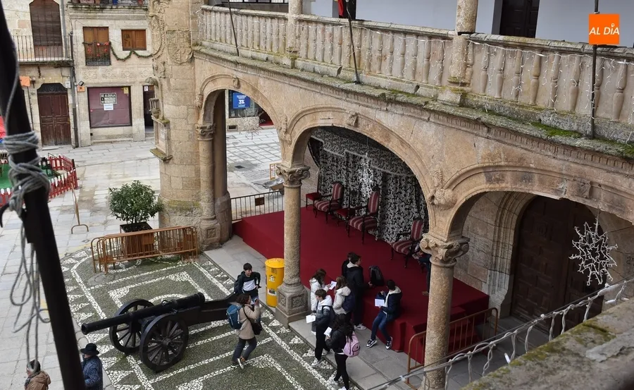 Foto 3 - Cambiados los tronos reales de los soportales de la Casa Consistorial