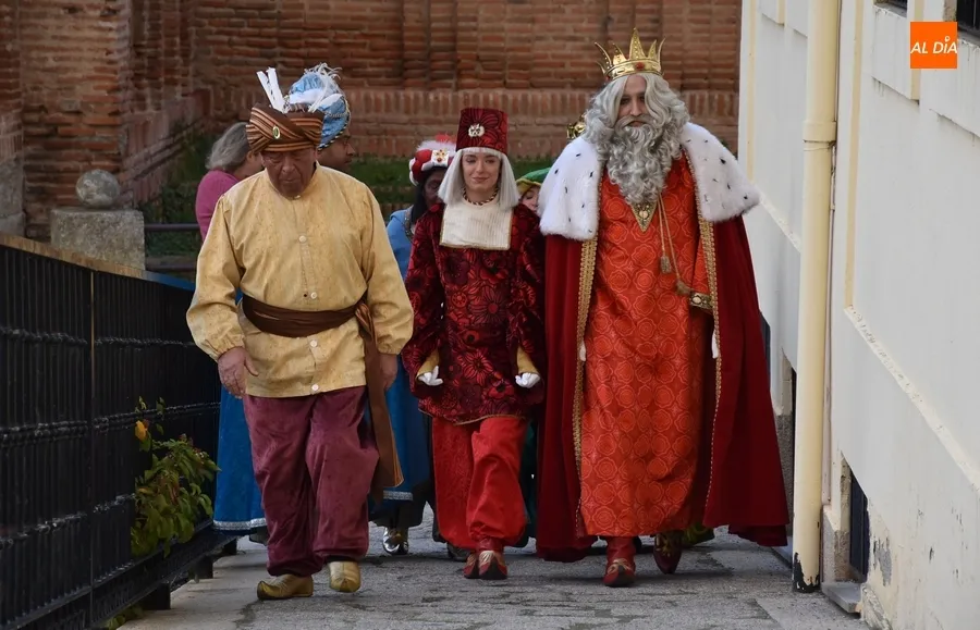 Foto 2 - Los Reyes se dan una vuelta por las residencias de ancianos de Ciudad Rodrigo