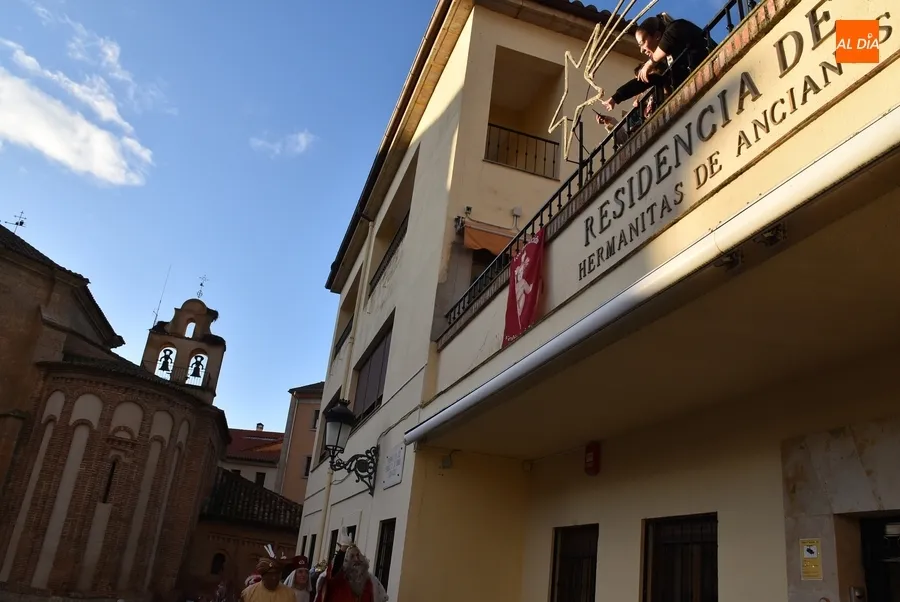Foto 3 - Los Reyes se dan una vuelta por las residencias de ancianos de Ciudad Rodrigo