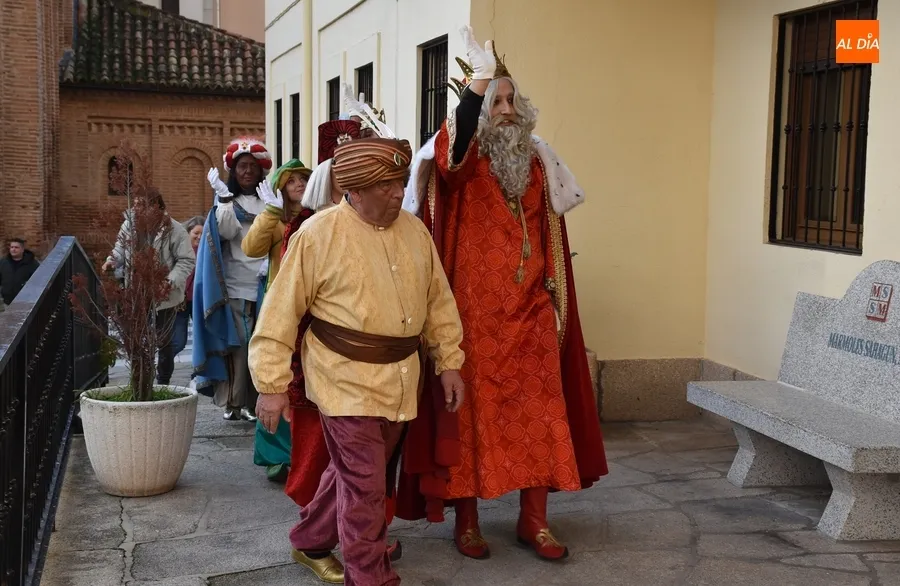 Foto 4 - Los Reyes se dan una vuelta por las residencias de ancianos de Ciudad Rodrigo