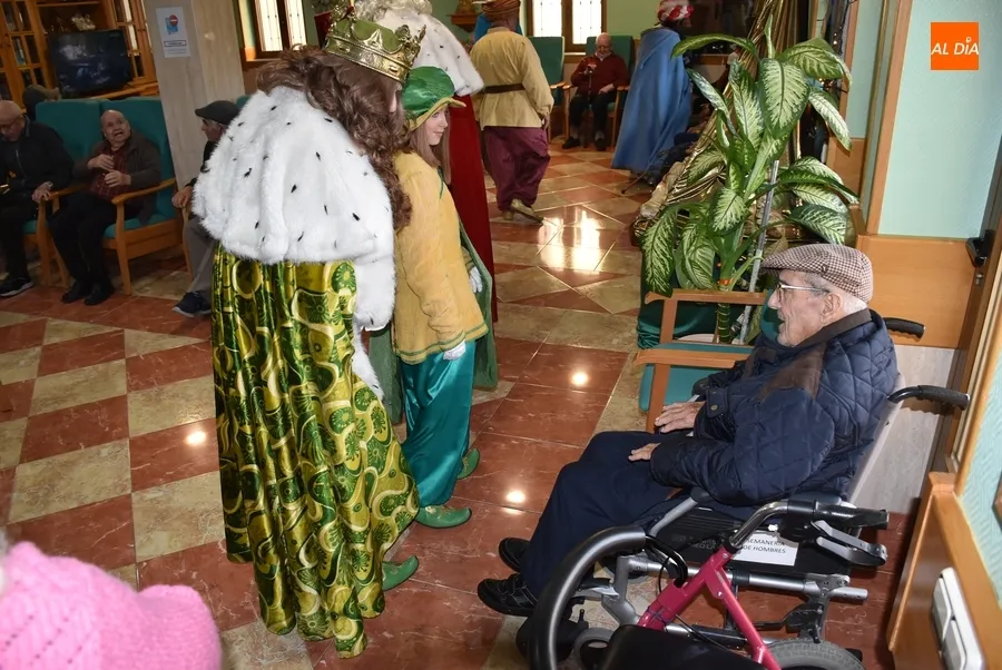 Foto 7 - Los Reyes se dan una vuelta por las residencias de ancianos de Ciudad Rodrigo