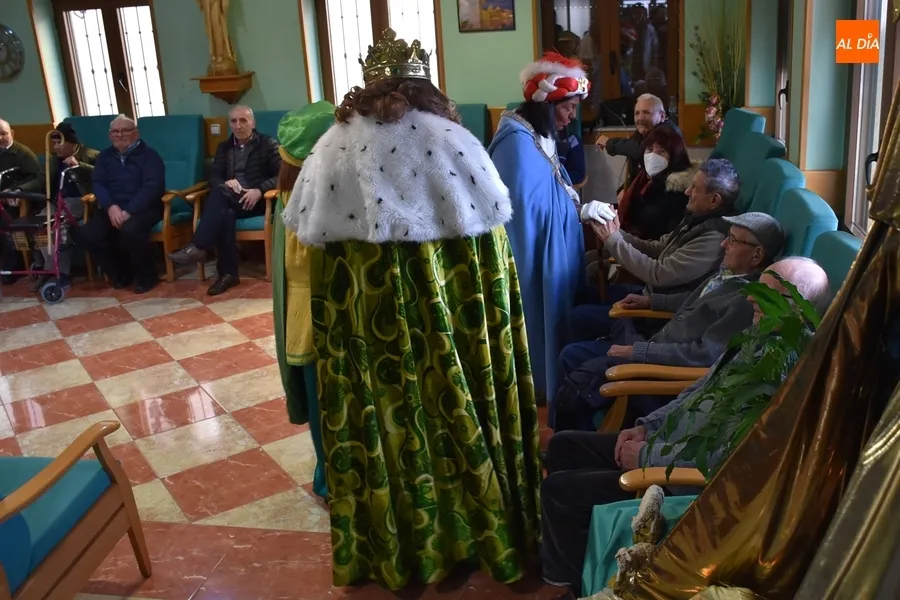 Foto 8 - Los Reyes se dan una vuelta por las residencias de ancianos de Ciudad Rodrigo