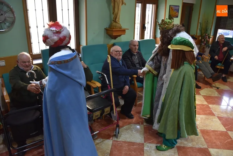 Foto 9 - Los Reyes se dan una vuelta por las residencias de ancianos de Ciudad Rodrigo