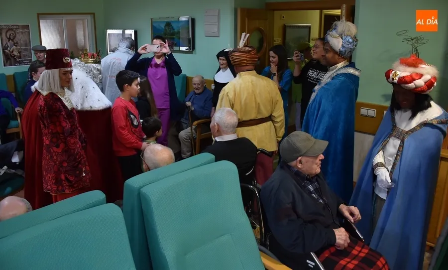 Foto 10 - Los Reyes se dan una vuelta por las residencias de ancianos de Ciudad Rodrigo