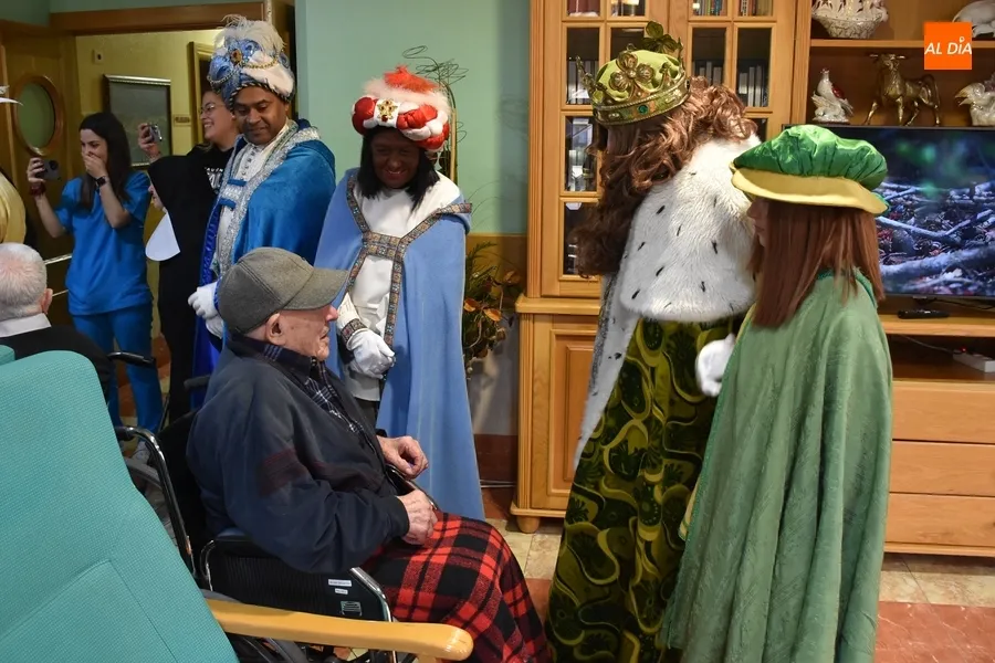 Foto 11 - Los Reyes se dan una vuelta por las residencias de ancianos de Ciudad Rodrigo