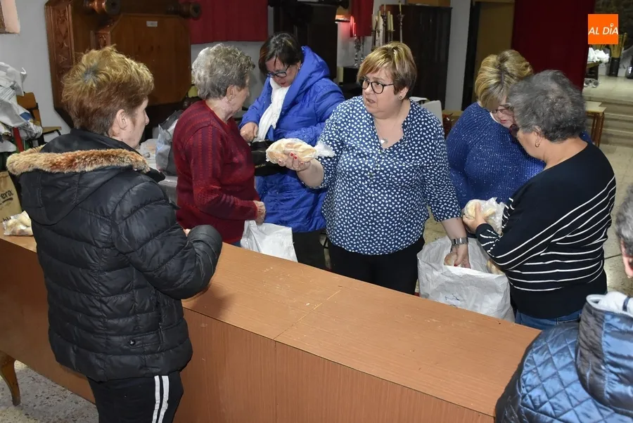Foto 6 - Enorme demanda de los 7.000 panecitos bendecidos en San Andr&eacute;s