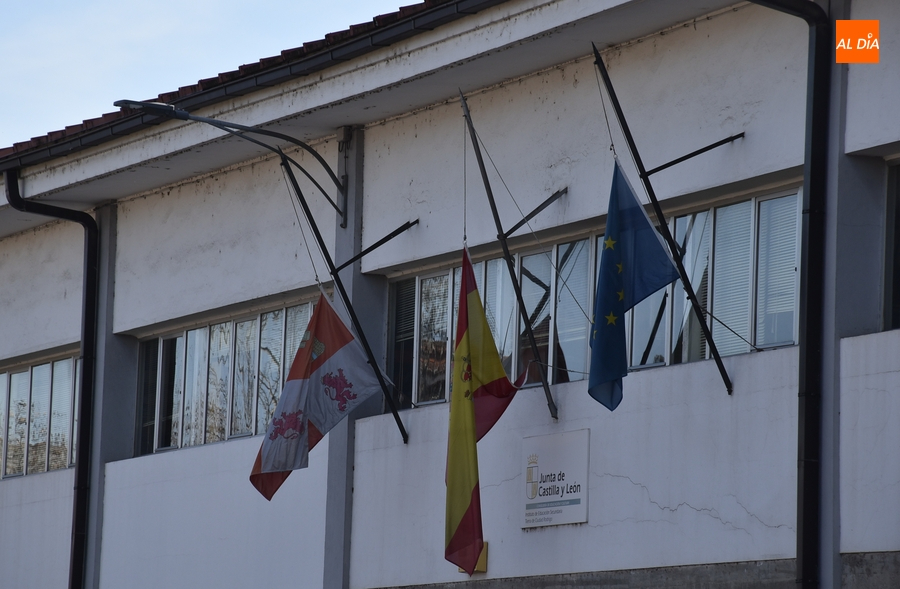 Foto 1 - Varias entidades sitúan sus banderas a media asta por la muerte de Jacques Delors